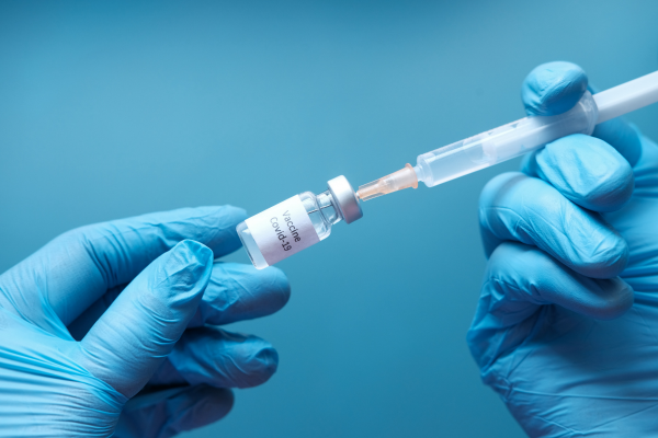 Aplicação de vacinas contra Covid-19 por farmacêuticos é regulamentada