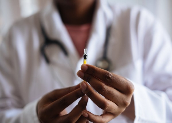 Farmacêuticos são protagonistas na autorização do uso emergencial de vacina