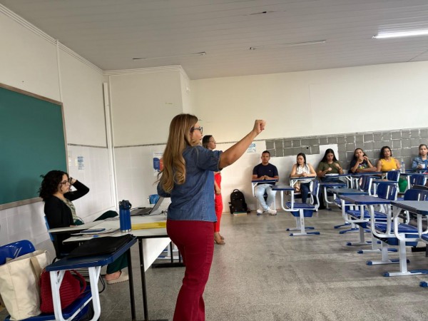 Curso de libras focado na qualificação do atendimento farmacêutico à pessoa com surdez iniciou nesta segunda-feira, 10